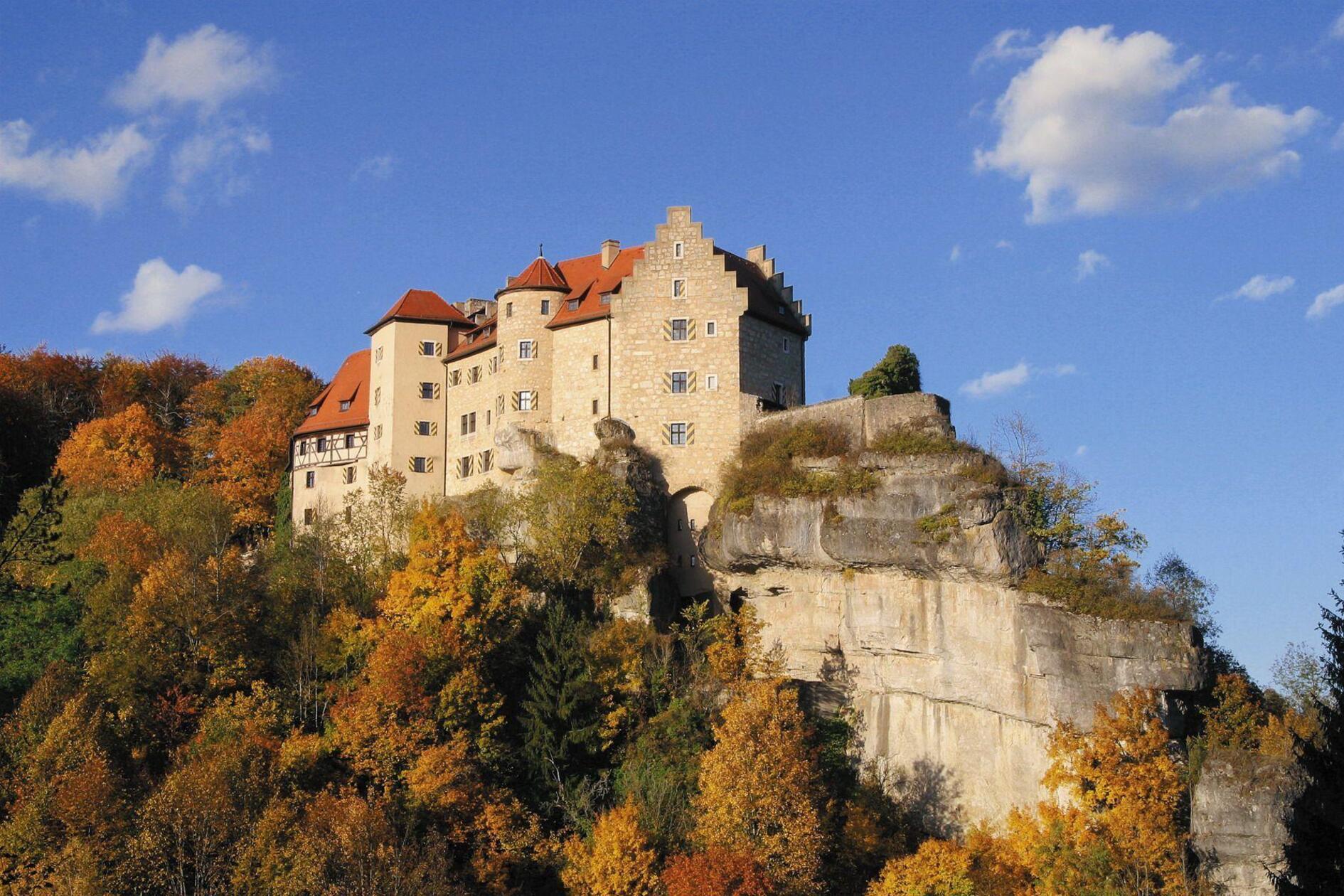 Auf einer in das Ailsbachtal hinaus­ragenden Felsspitze liegt die Burg Rabenstein. Noch bis zum 8. November 2026 gibt es verschiedenste Führungen durch die alten Gemäuer, montags ist allerdings Ruhetag. Auch die Flugvorführung der Falkerei ist ein echtes Highlight für die ganze Familie. 