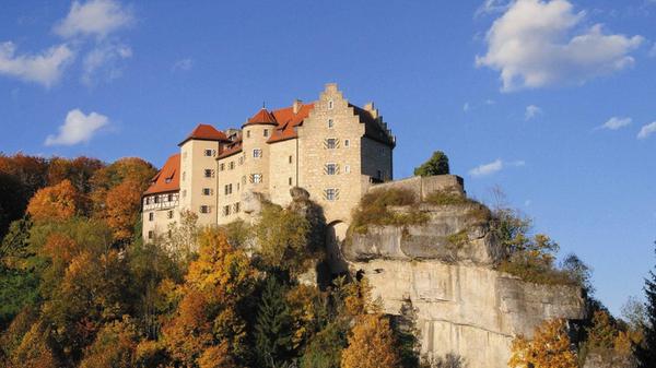 Auf einer in das Ailsbachtal hinausragenden Felsspitze liegt die Burg Rabenstein. Noch bis zum 8. November 2026 gibt es verschiedenste Führungen durch die alten Gemäuer, montags ist allerdings Ruhetag. Auch die Flugvorführung der Falkerei ist ein echtes Highlight für die ganze Familie.