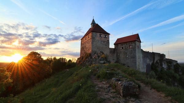 Auf einem 634 Meter hohen Dolomitfelsen thront die <b>Burg Hohenstein</b> über der Hersbrucker Schweiz. Damit ist der Hohenstein der höchste bewohnte Punkt Mittelfrankens. Die Geschichte der Burg reicht vermutlich bis in die zweite Hälfte des 11. Jahrhunderts zurück. Anders als bei vielen romantischen Ritterburgen diente Hohenstein vor allem als Verwaltungs- und Amtssitz.
Heute lockt die Burg vor allem mit ihrer eindrucksvollen Lage und einem weiten Rundblick über die Landschaft. Zahlreiche Wanderwege führen hinauf zum Felsennest.
