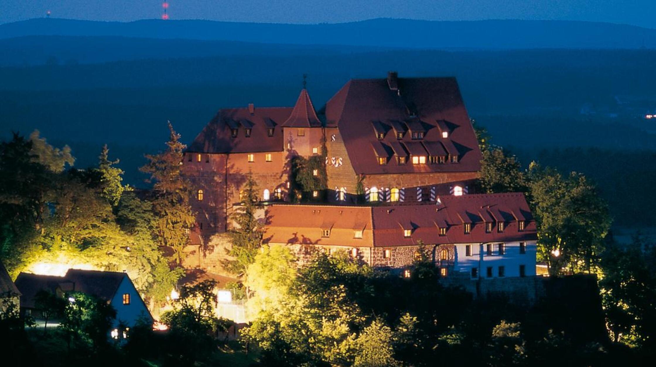 Die <b>Burg Wernfels</b> im Fränkischen Seenland wurde im Jahre 1925 in eine Jugendherberge verwandelt. Seitdem ist sie eine wichtiger Treffpunkt für die Jugend in der Region. Zahlreiche Burgkonzerte und Burgfeste finden über das Jahr verteilt statt. 