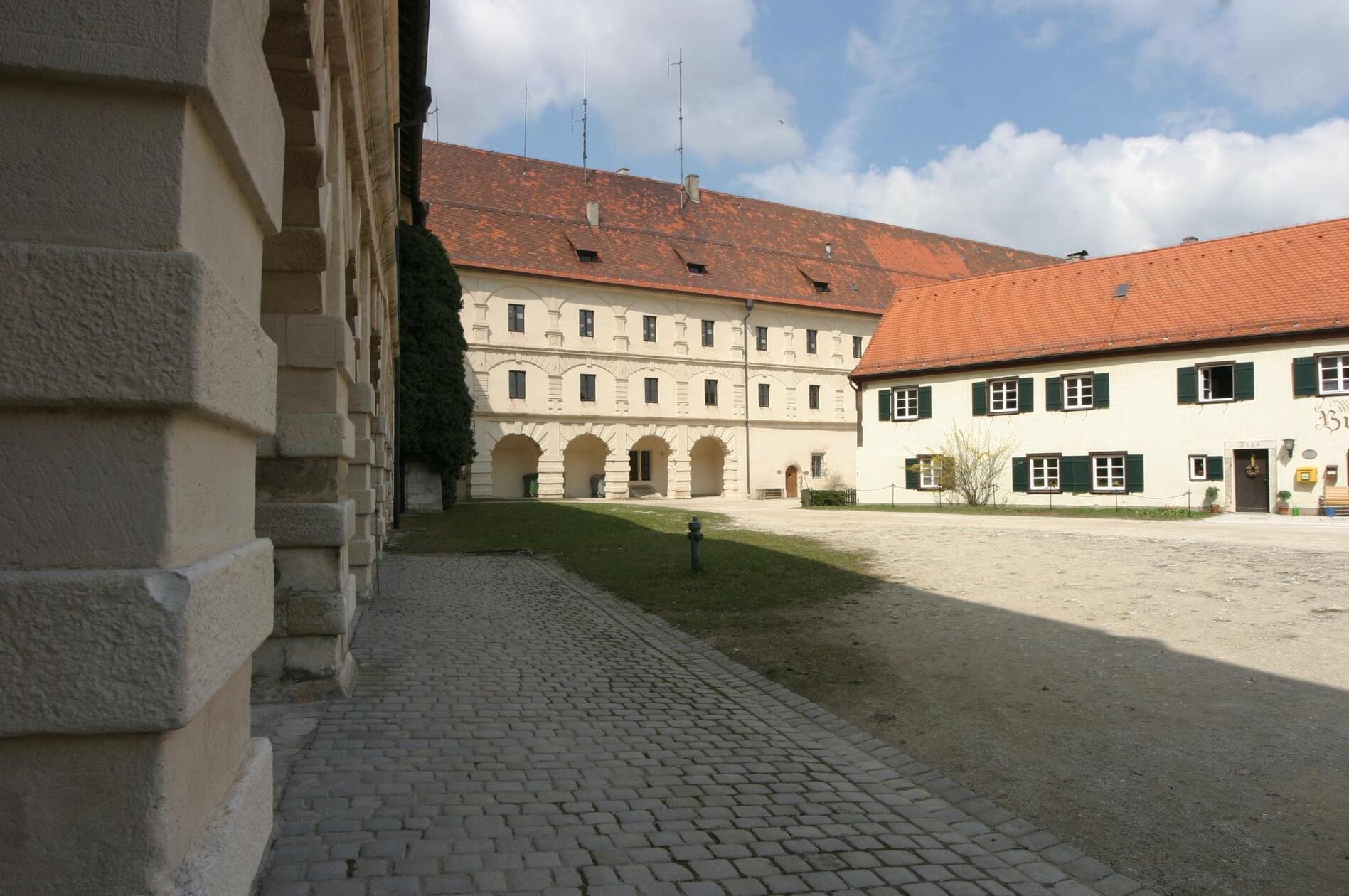 Hoch über Weißenburg thront die imposante <b>Hohenzollernfestung Wülzburg</b>. Die sternförmige Anlage aus dem 16. Jahrhundert gilt als eindrucksvolles Beispiel des Renaissancefestungsbaus. Besonders sehenswert sind die mächtigen Bastionen, die Wehrmauern und der 143 Meter tiefe Brunnen. Der Außenrundgang und der Innenhof sind ganzjährig frei zugänglich, die Festungsanlage selbst kann im Rahmen von Führungen erkundet werden.

Von verschiedenen Wanderwegen lässt sich die Wülzburg zu Fuß erreichen – wer lieber mit dem Auto kommt, findet direkt vor dem Festungsportal kostenlose Parkplätze. Führungen gibt es noch bis Ende Oktober: samstags von 13 bis 16 Uhr sowie an Sonn- und Feiertagen von 11 bis 16 Uhr.