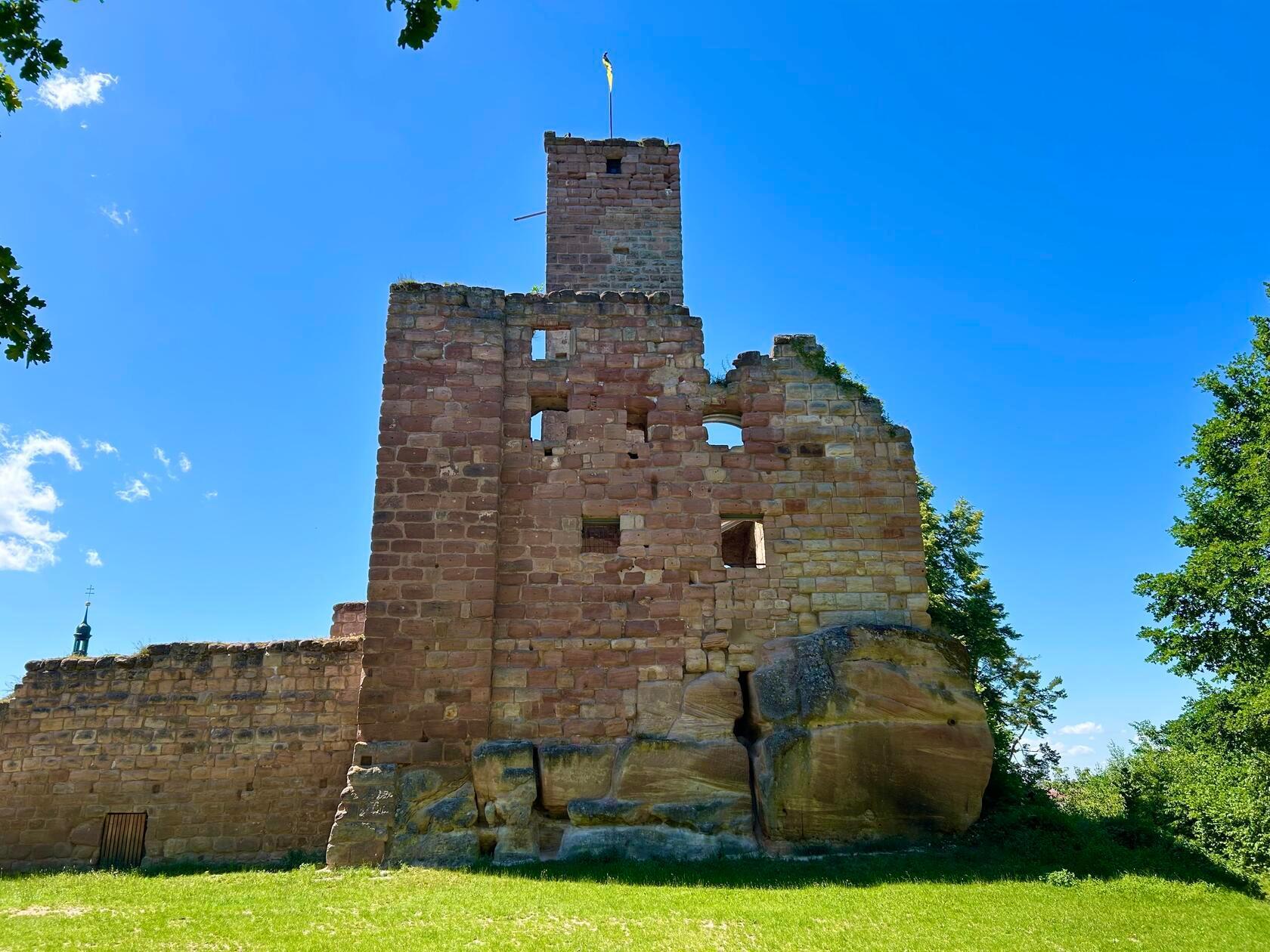 Über 1000 Jahre alt ist ist die <b>Hilpoltsteiner Burg</b>. Bis 1385 war sie Stammsitz der Herren von Stein, danach ein wichtiger Stützpunkt der Herzöge von Bayern. Der 22 Meter hohe Bergfried kann noch bis 31. Oktober täglich 10.30 bis 17 Uhr bestiegen werden, Eintritt frei. Von dort hat der Besucher einen herrlichen Blick auf die Sehenswürdigkeiten der Innenstadt. 