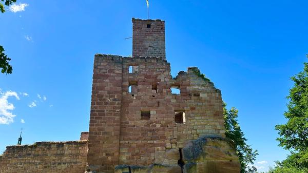 Über 1000 Jahre alt ist ist die <b>Hilpoltsteiner Burg</b>. Bis 1385 war sie Stammsitz der Herren von Stein, danach ein wichtiger Stützpunkt der Herzöge von Bayern. Der 22 Meter hohe Bergfried kann noch bis 31. Oktober täglich 10.30 bis 17 Uhr bestiegen werden, Eintritt frei. Von dort hat der Besucher einen herrlichen Blick auf die Sehenswürdigkeiten der Innenstadt.