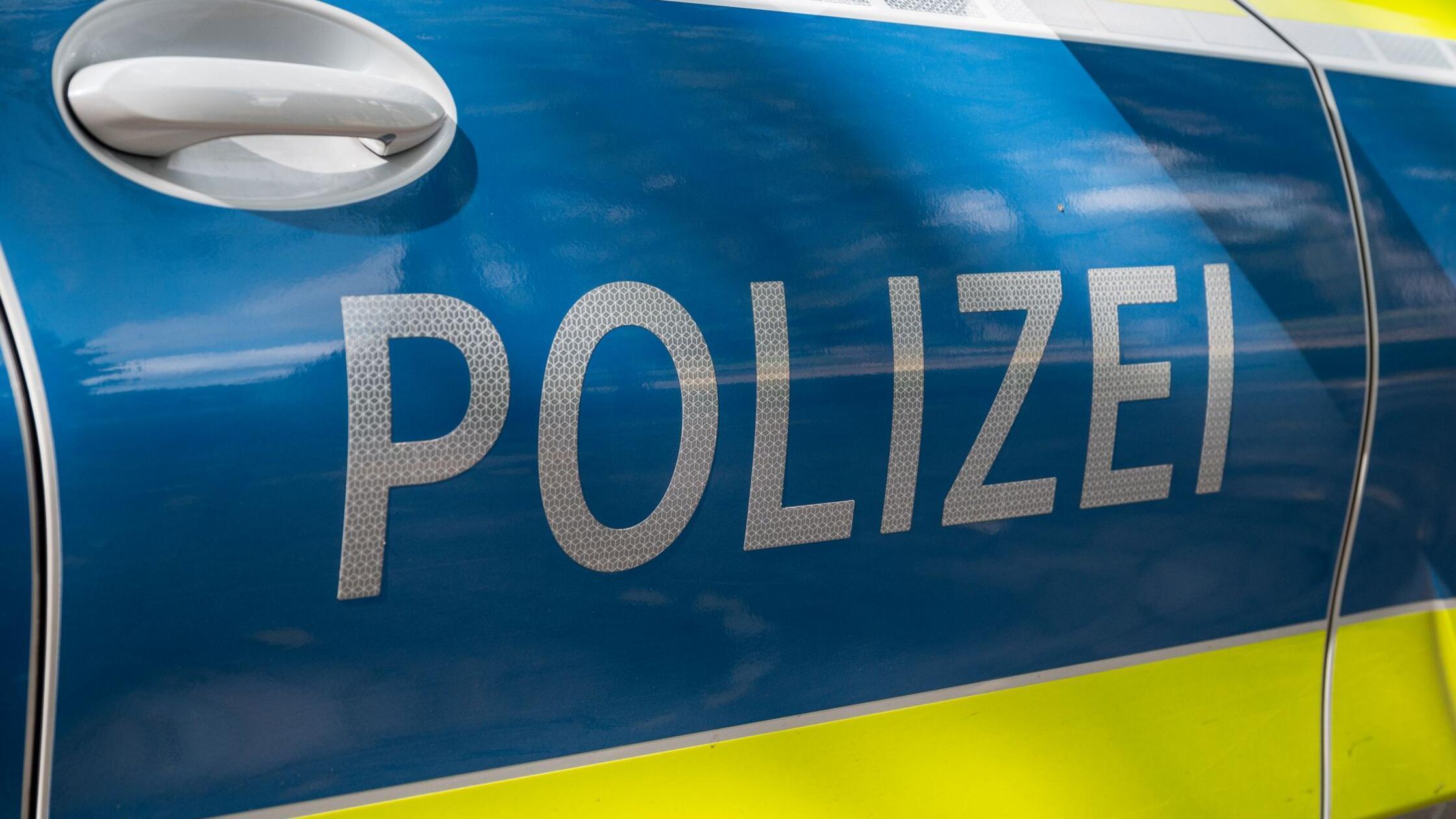 Auf einem Einsatzwagen ist der Schriftzug «Polizei