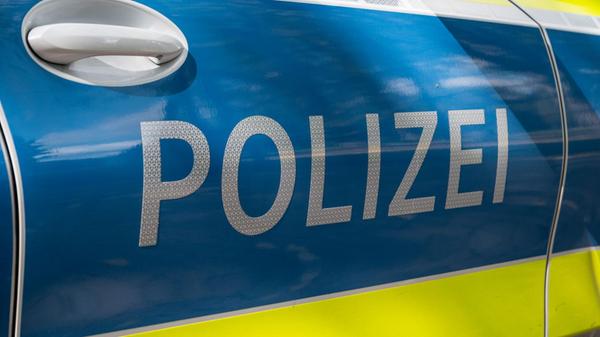 Auf einem Einsatzwagen ist der Schriftzug «Polizei
