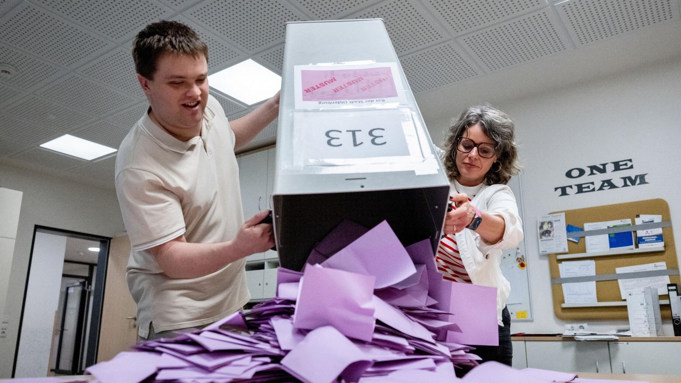 Wahlhelfer entleeren in einem Wahllokal, das in ei