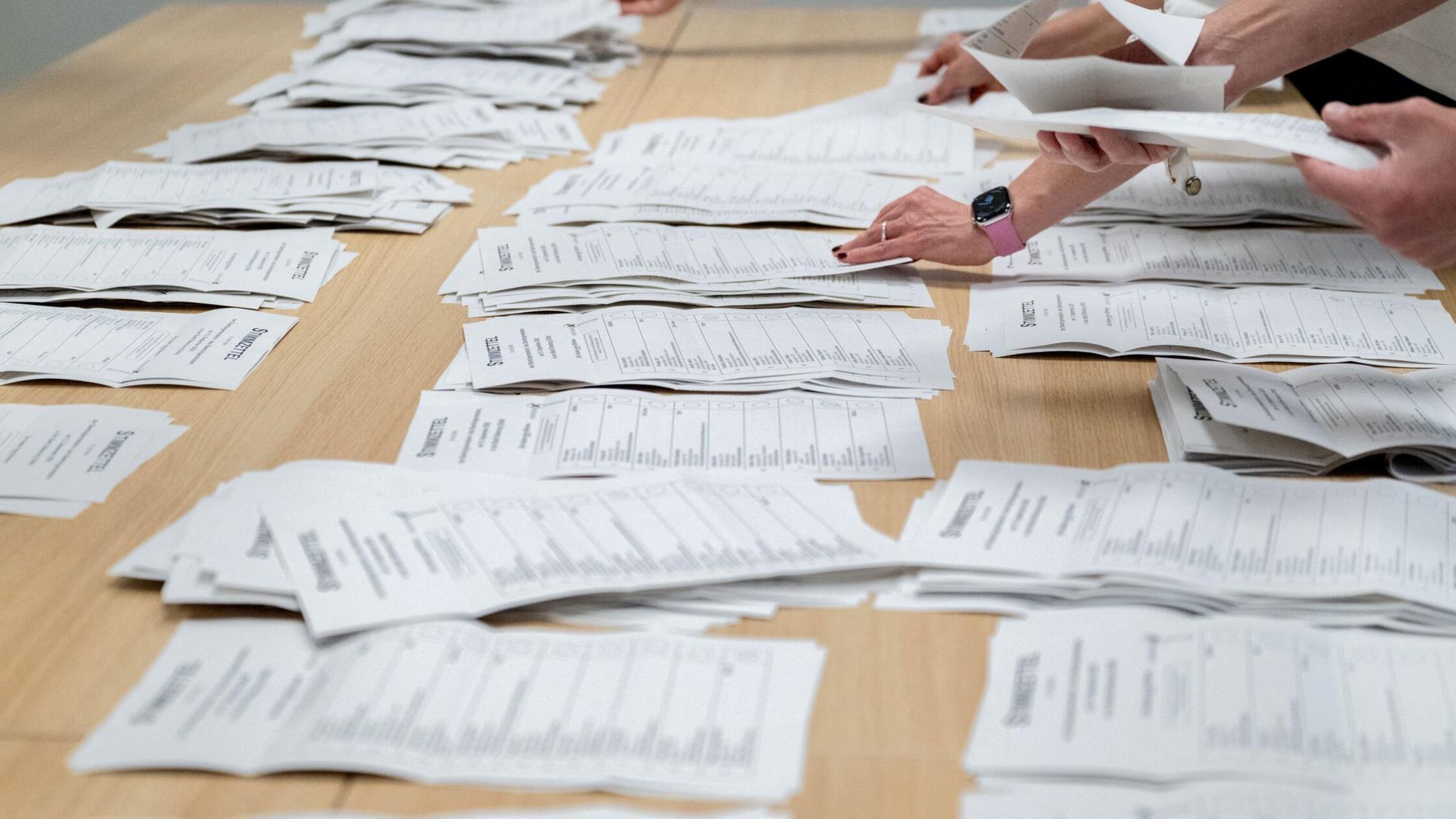Wahlhelfer zählen in einem Wahllokal, das in einer
