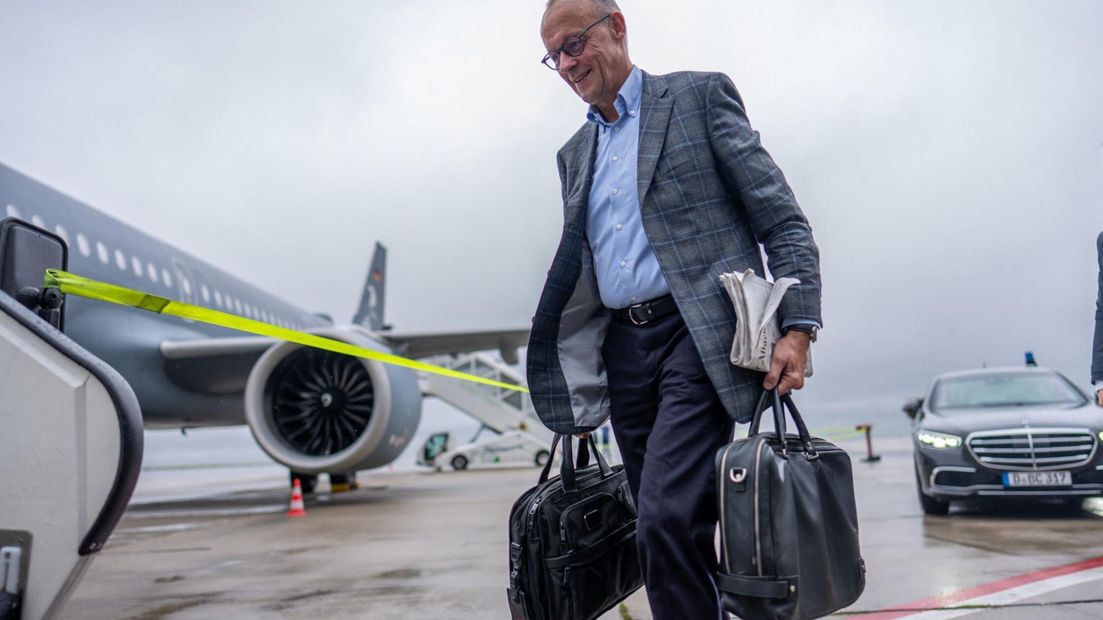 Bundeskanzler Friedrich Merz (CDU) geht zum Flugze