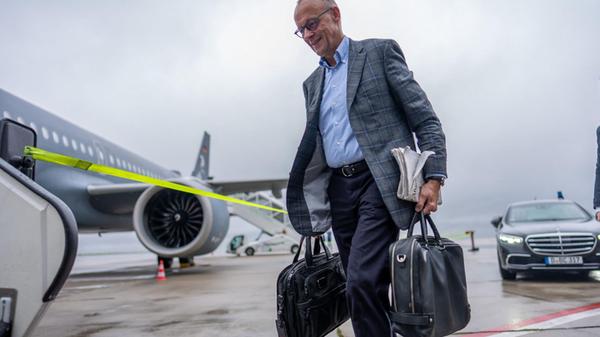 Bundeskanzler Friedrich Merz (CDU) geht zum Flugze