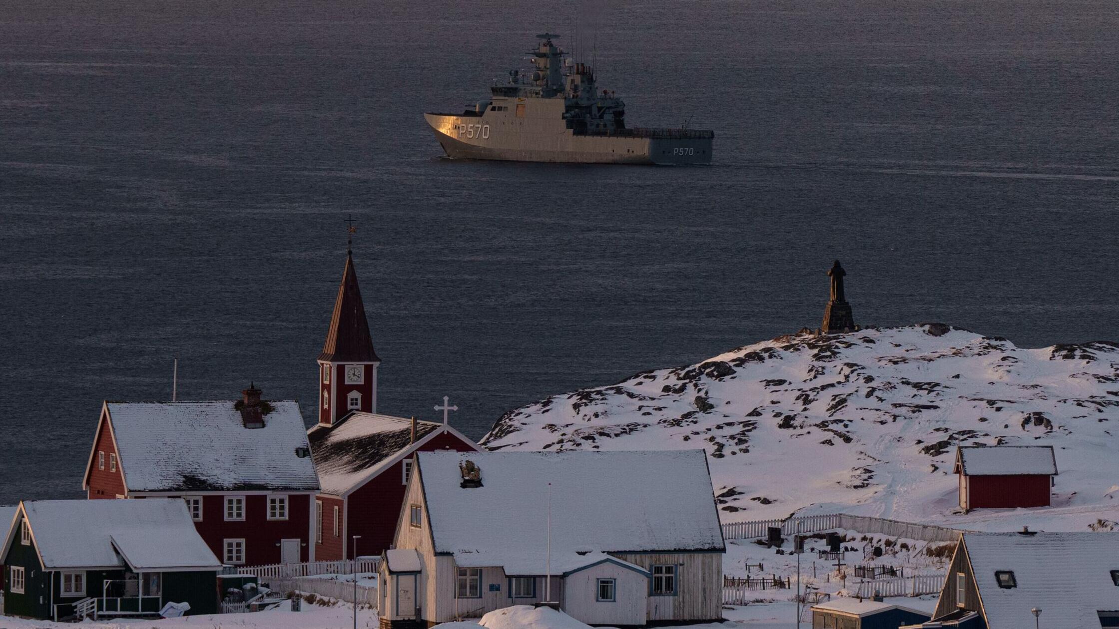 Das Militärschiff HDMS Knud Rasmussen der Königlic