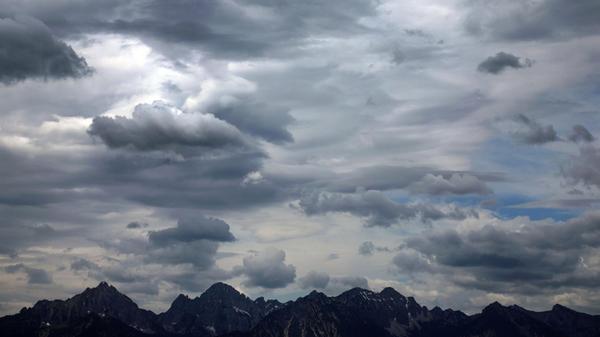 Wolkenverhangen ist der Himmel über den Allgäuer A