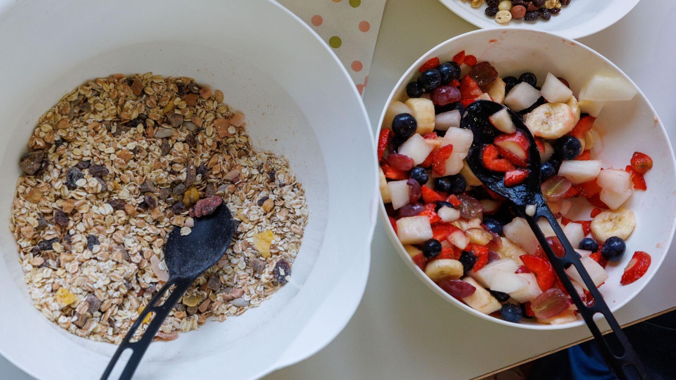Schüsseln mit selbst zubereitetem Obstsalat und Mü
