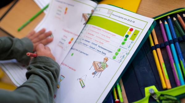 Schulkinder einer 2. Klasse in einer Grundschule i