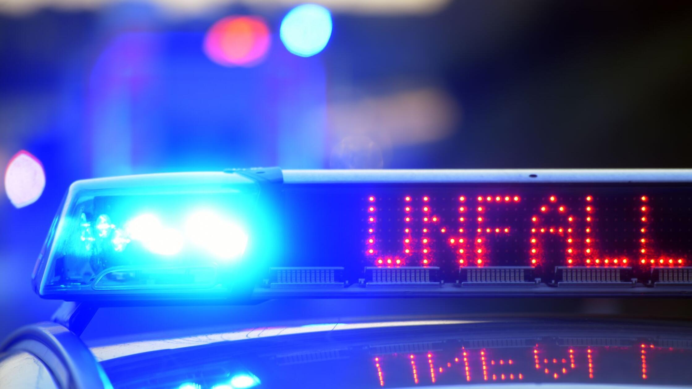 Auf einem Polizeifahrzeug warnt am 12.06.2017 auf 