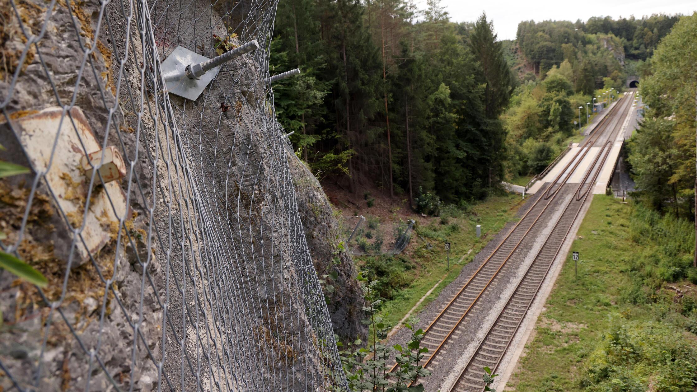 In den Fels eingearbeiteter Monieranker sowie Drahtzaun zur Felssicherung über dem Haidenhübel-Tunnel sowie dem Gleisbett bis zum Gotthard-Tunnel im Pegnitztal.
