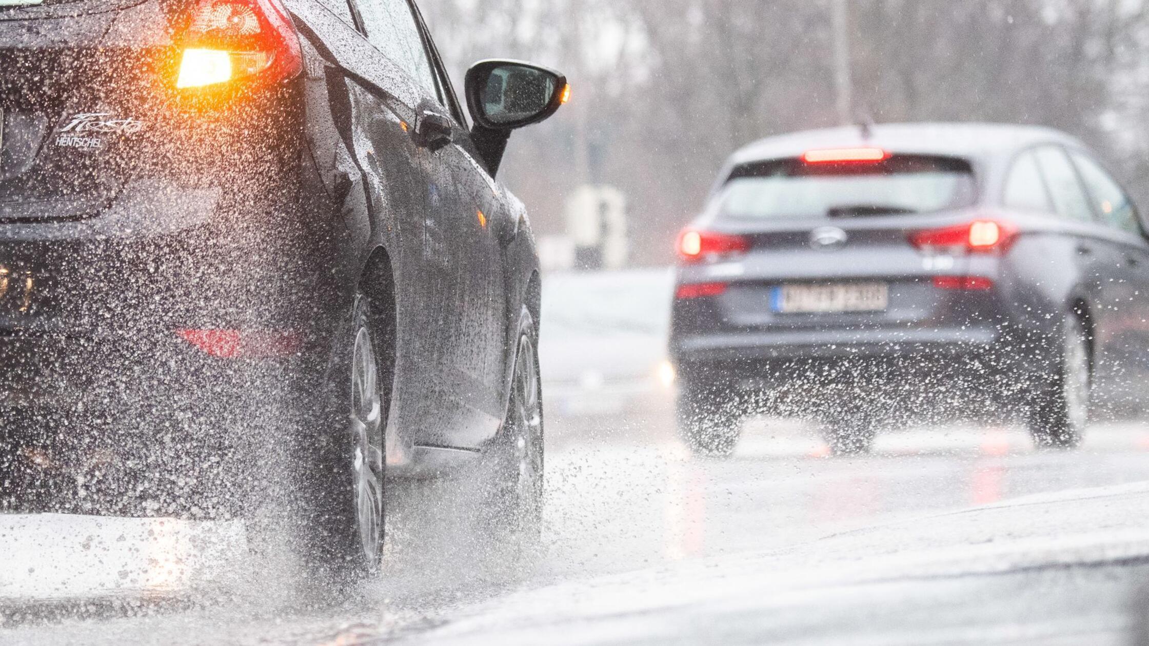 Besonders bei stehendem Wasser auf der Fahrbahn be