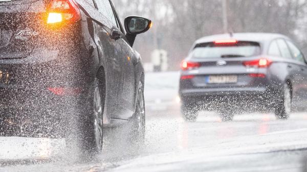 Besonders bei stehendem Wasser auf der Fahrbahn be