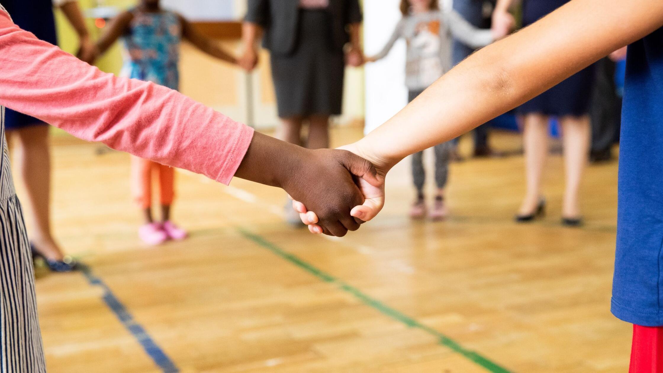 Hand in Hand tanzen Kinder und Erzieherinnen bei e