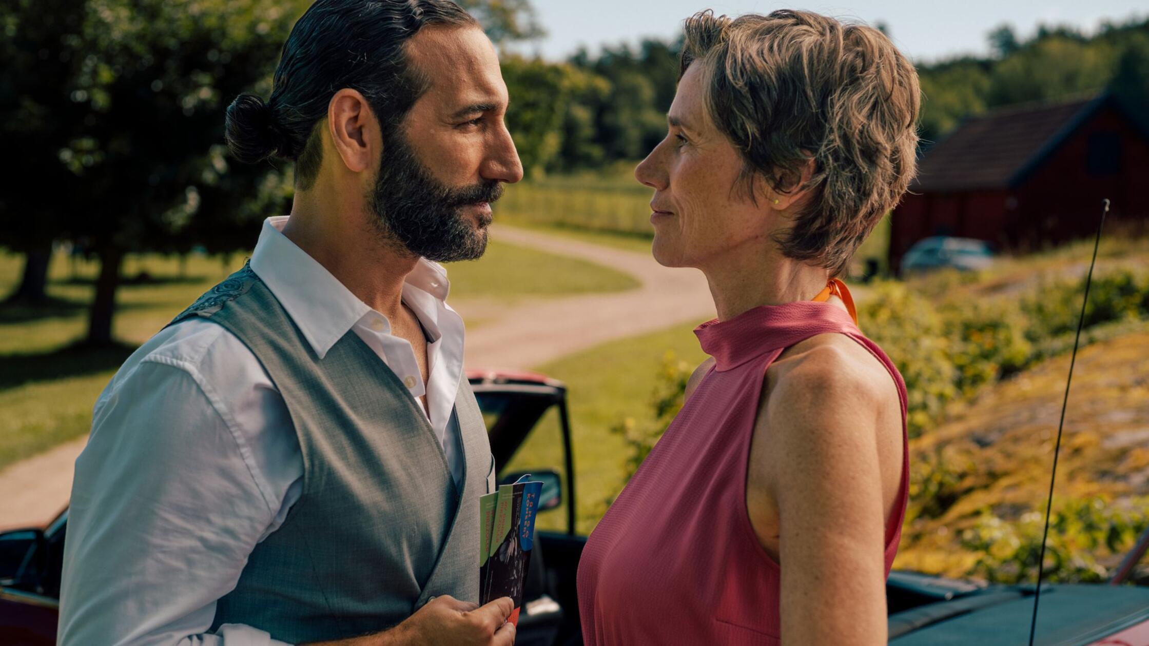 Frederika (r, Julia Bremermann) entdeckt, dass in 