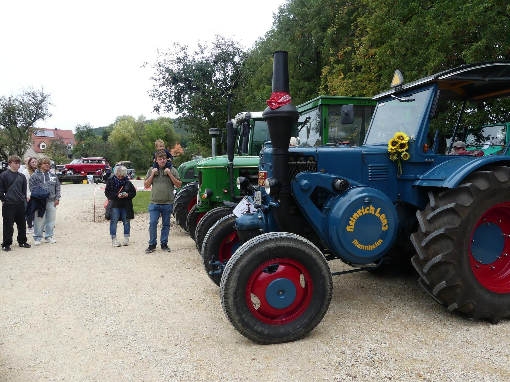 Vintage tractors in pictures: Large crowds at the tractor meet in ...