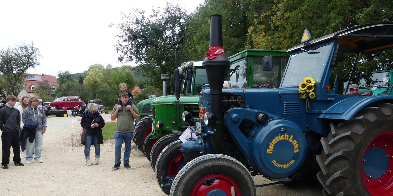 Vintage tractors in pictures: Large crowds at the tractor meet in ...