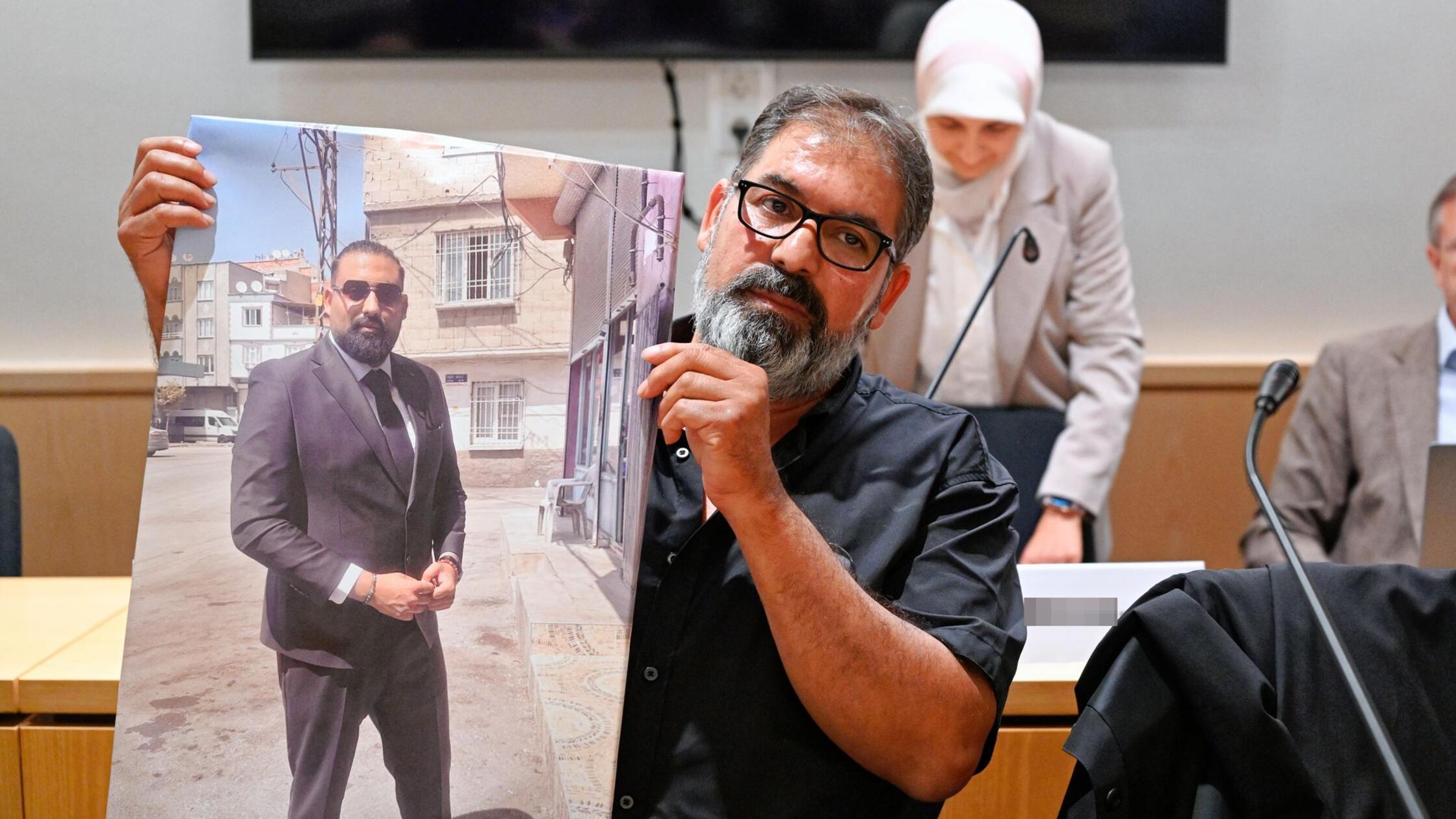 Erdal Calar (vorn), Vater des getöteten Zugbegleit