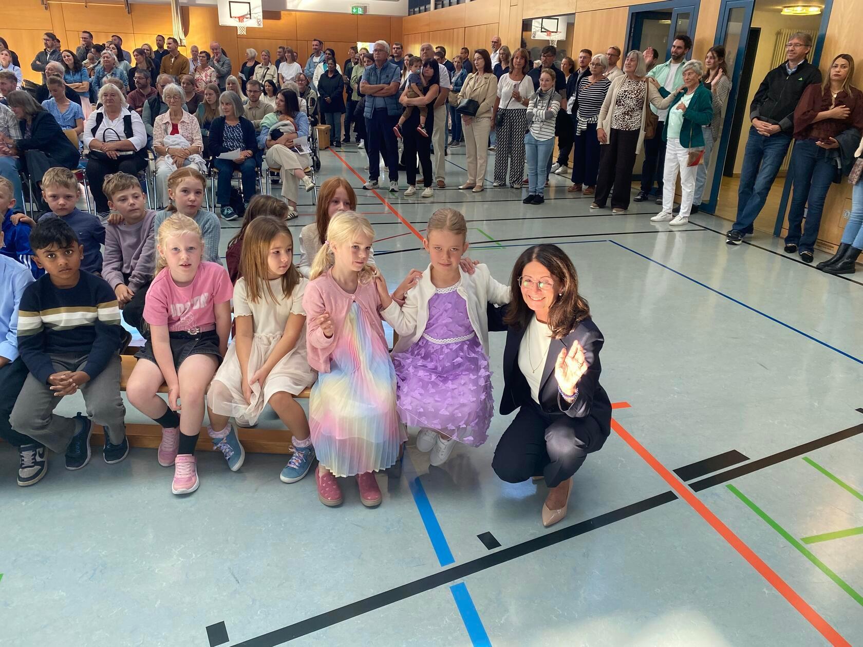 Rektorin Ingrid Pappler (rechts) begrüßte die 63 neuen ABC-Schützen in der Turnhalle der Gunzenhäuser Grundschule Süd.