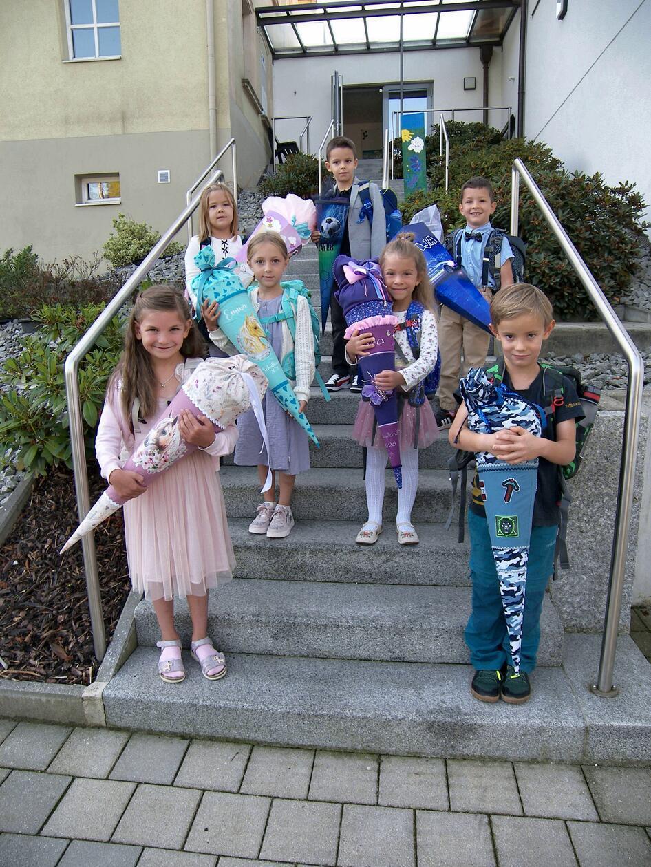 Sieben Erstklässler hatten in Alfeld ihren ersten Schultag. Lehrerin Anna Hanusch wird sie unterrichten.