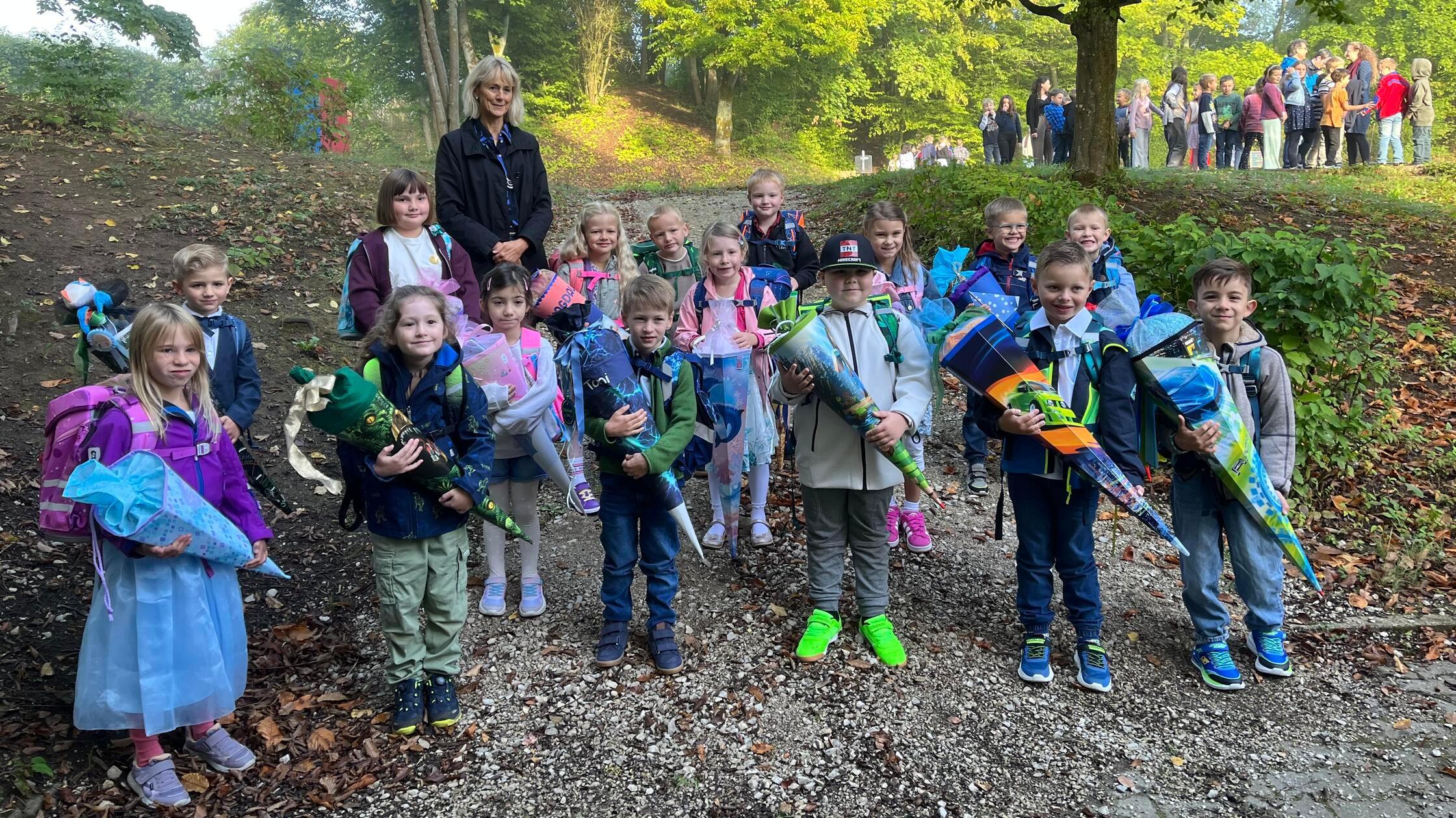 16 Kinder wurden in der Grundschule Königstein eingeschult. Sieben Erstklässler stammen aus der Gemeinde Hirschbach, neun aus der Marktgemeinde Königstein. Klassenleiterin Britta Bruhn wird die sieben Mädchen und neun Jungen unterrichten.