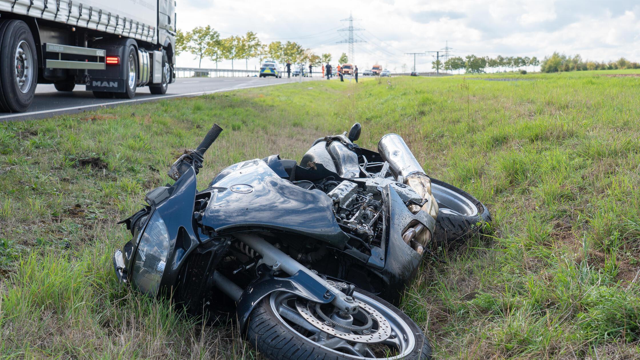 Ein 65-jähriger Motorradfahrer ist am Dienstagnach