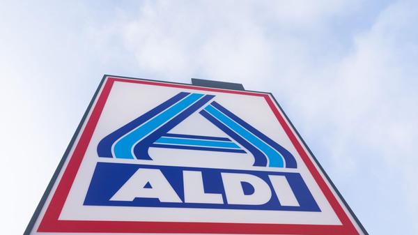 Blick auf ein Firmen-Logo am «neuen ältesten Aldi