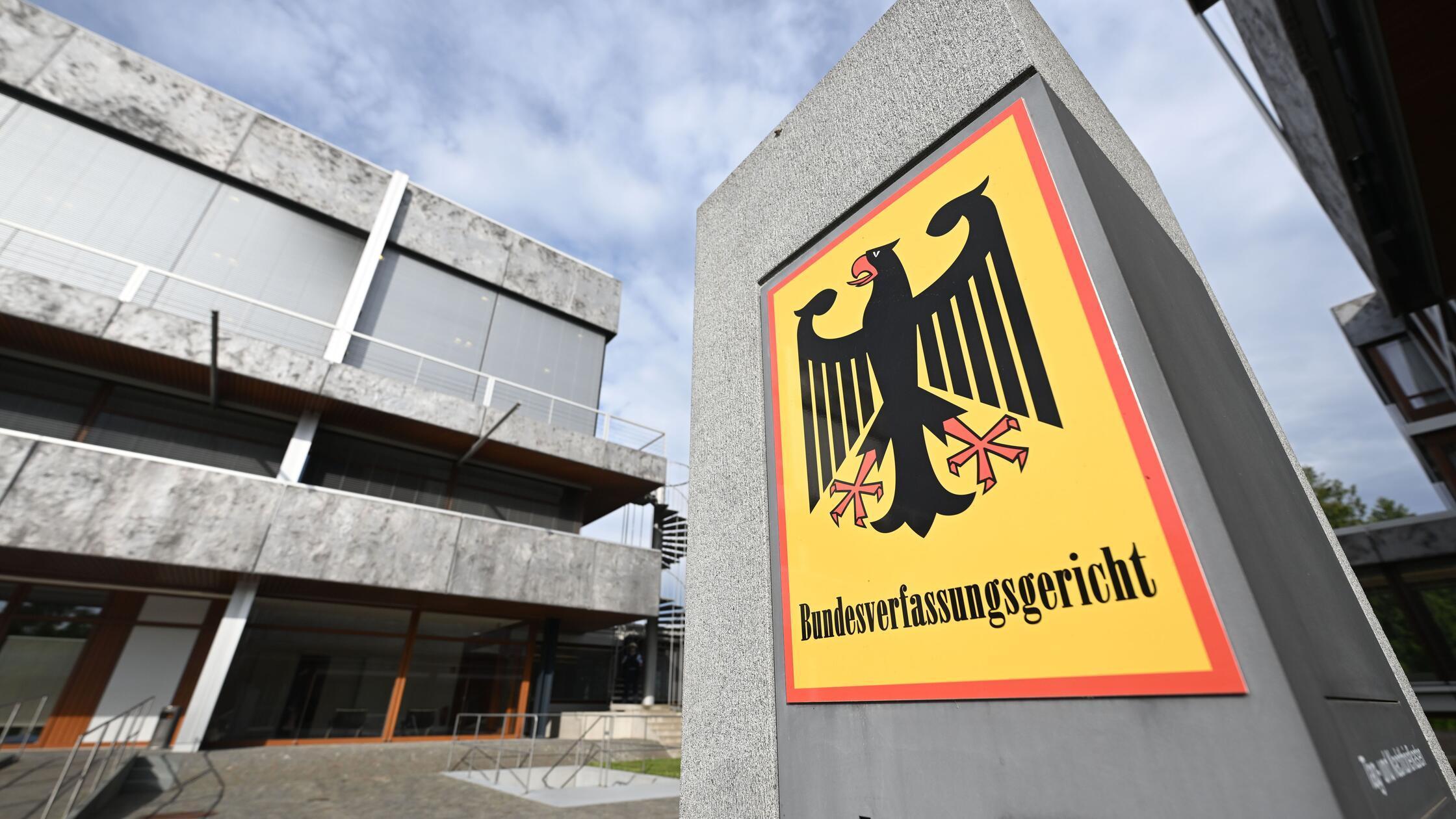 Ein Hinweisschild mit Bundesadler und dem Schriftz
