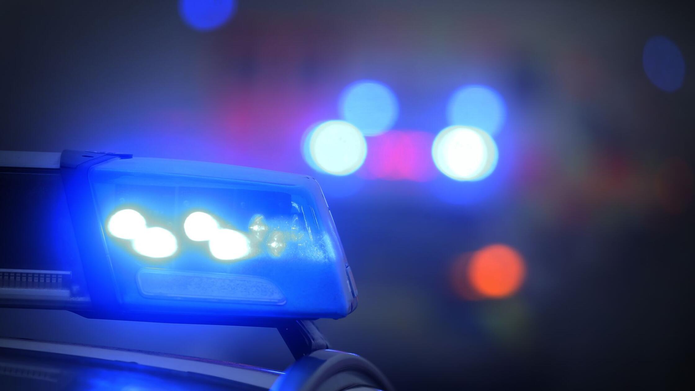 Ein Polizeiauto mit eingeschaltetem Blaulicht steh