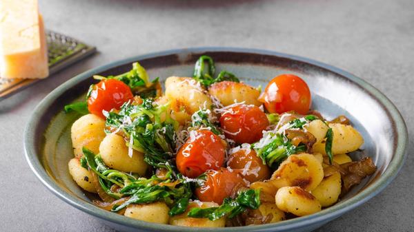 Gnocchi with spinach, garlic and tomatoes Copyrigh