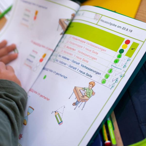 Schulkinder einer 2. Klasse in einer Grundschule i