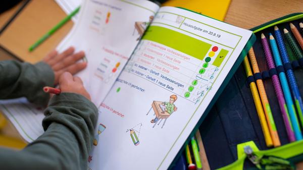 Schulkinder einer 2. Klasse in einer Grundschule i