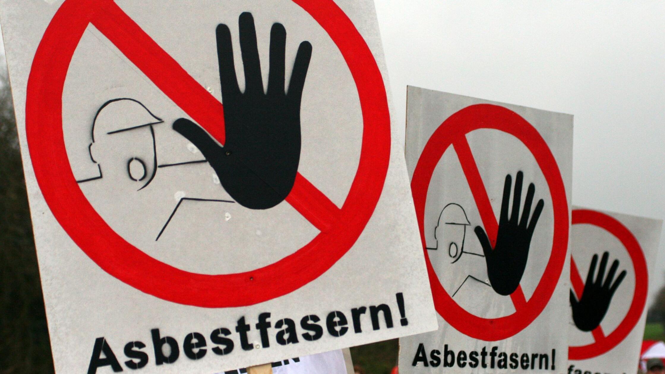 ARCHIV - Warnschilder vor Asbestfasern sind am 27.