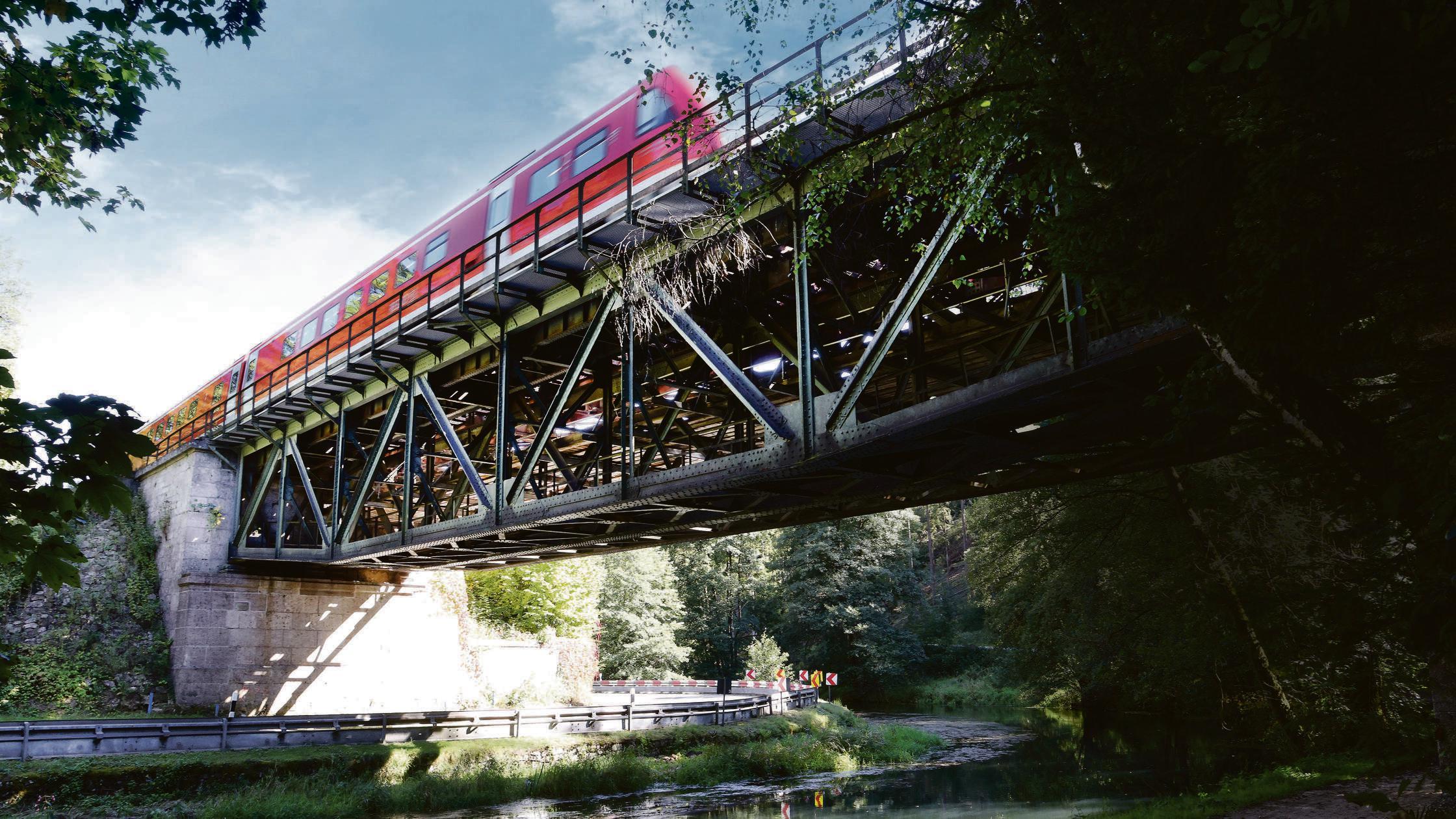 Regionalzug f‰hrt ¸ber Eisenbahnbr¸cke der Staatst