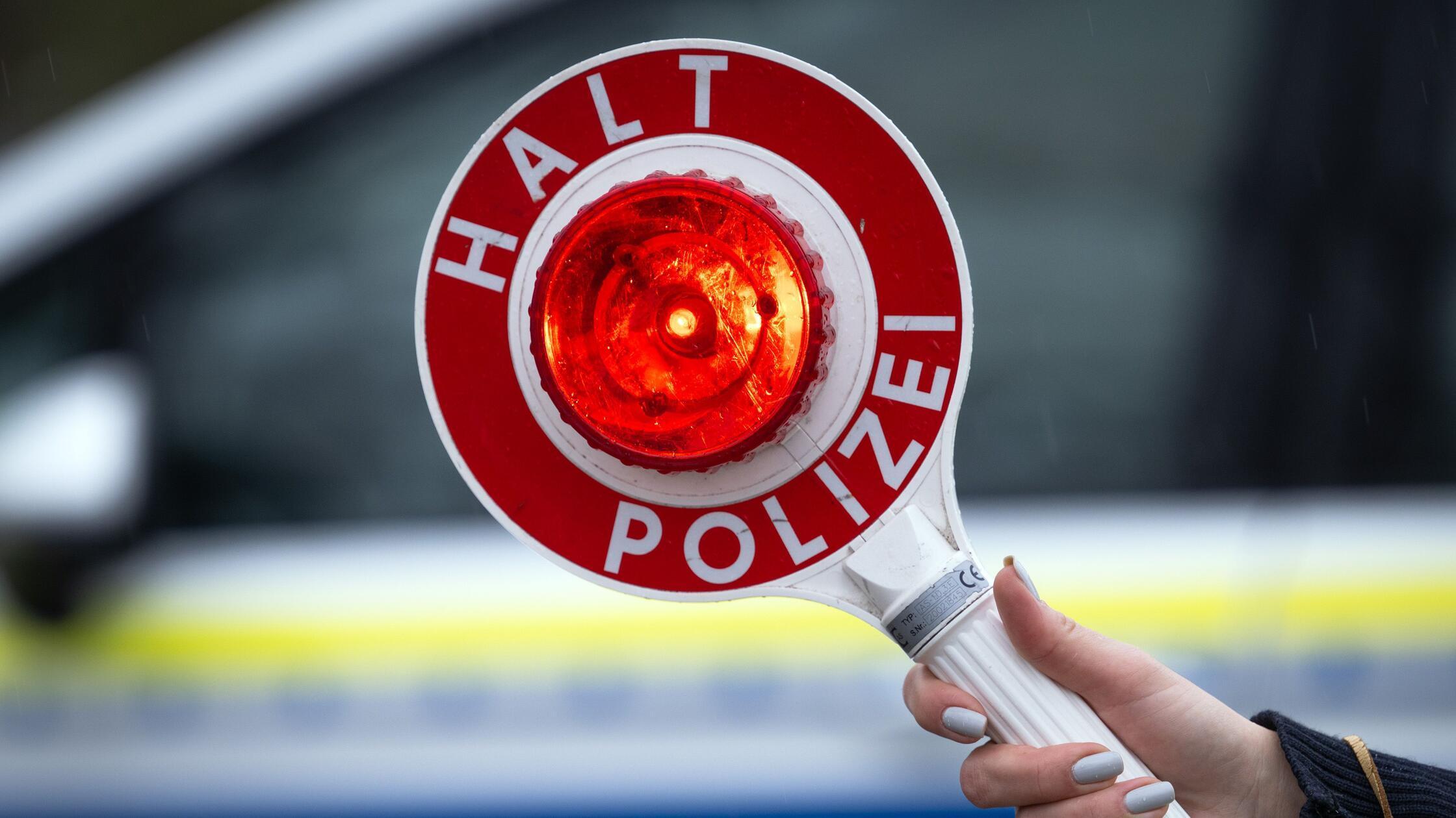 Eine Polizistin hält während einer Verkehrskontrol