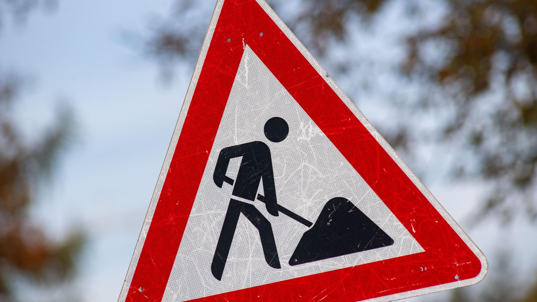 Ein zerkratztes Schild Gefahrzeichen Arbeitsstelle