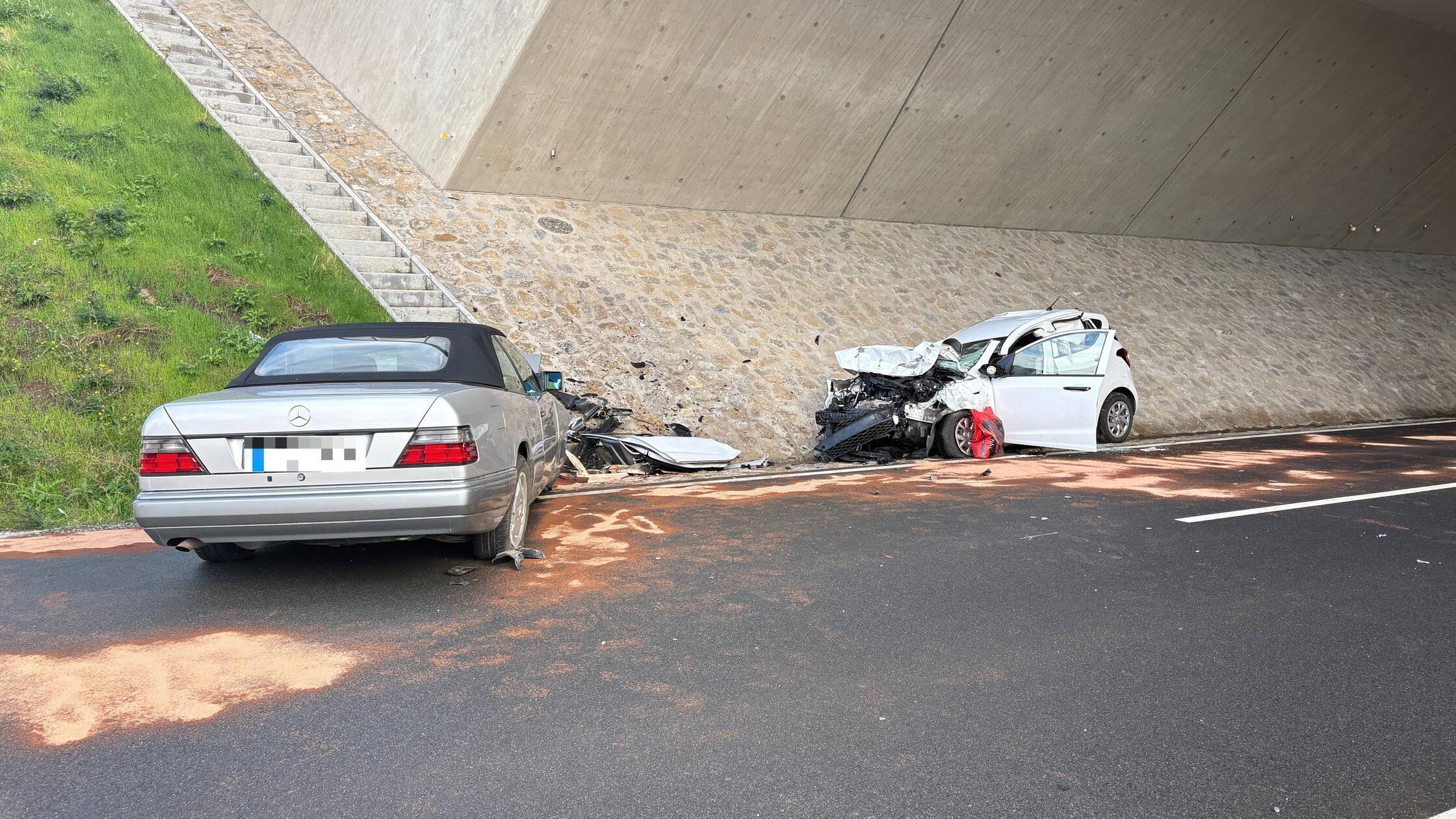 Falschfahrer crasht in den Gegenverkehr: Toyota-Be