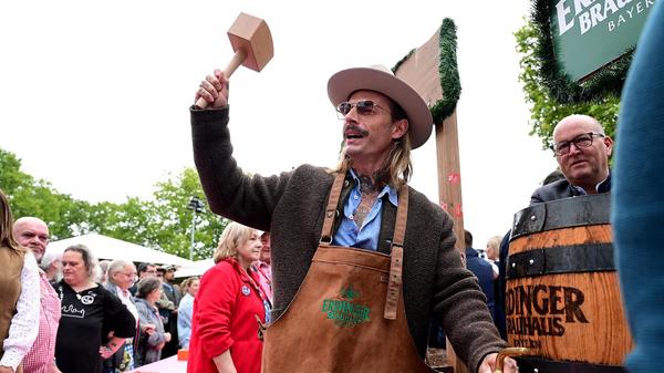 Mit einem großen Bieranstich wurde das diesjährige Nürnberger Altstadtfest am Mittwoch eröffnet.
