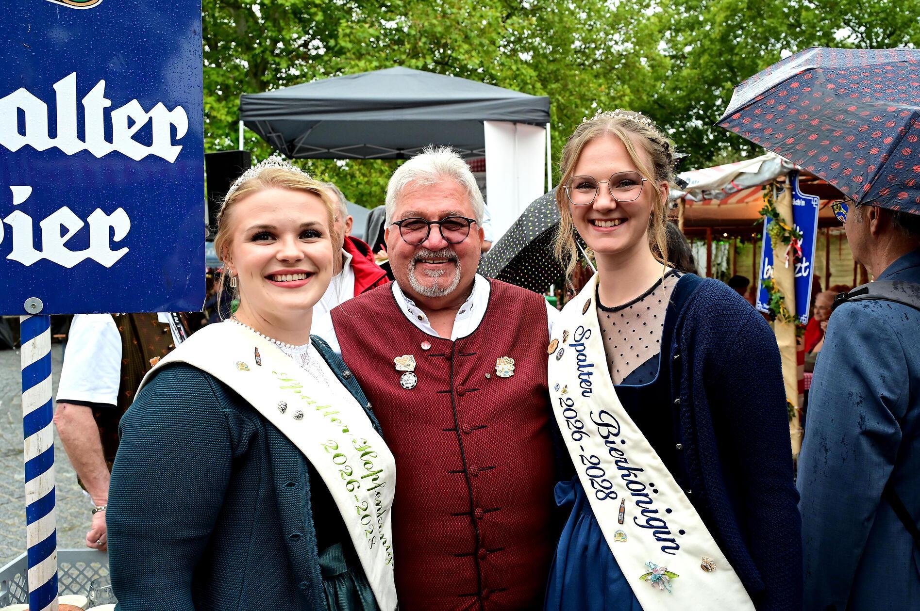 Der Vorsitzende des Altstadtfestvereines Michael Hagl mit den Spalter Majestätinnen. Organisiert wird das Fest ehrenamtlich von den Mitgliedern des Vereins.