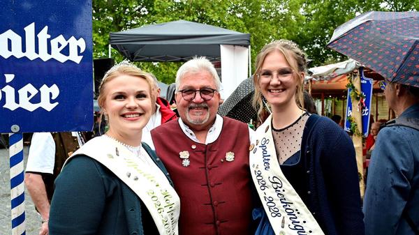 Der Vorsitzende des Altstadtfestvereines Michael Hagl mit den Spalter Majestätinnen. Organisiert wird das Fest ehrenamtlich von den Mitgliedern des Vereins.