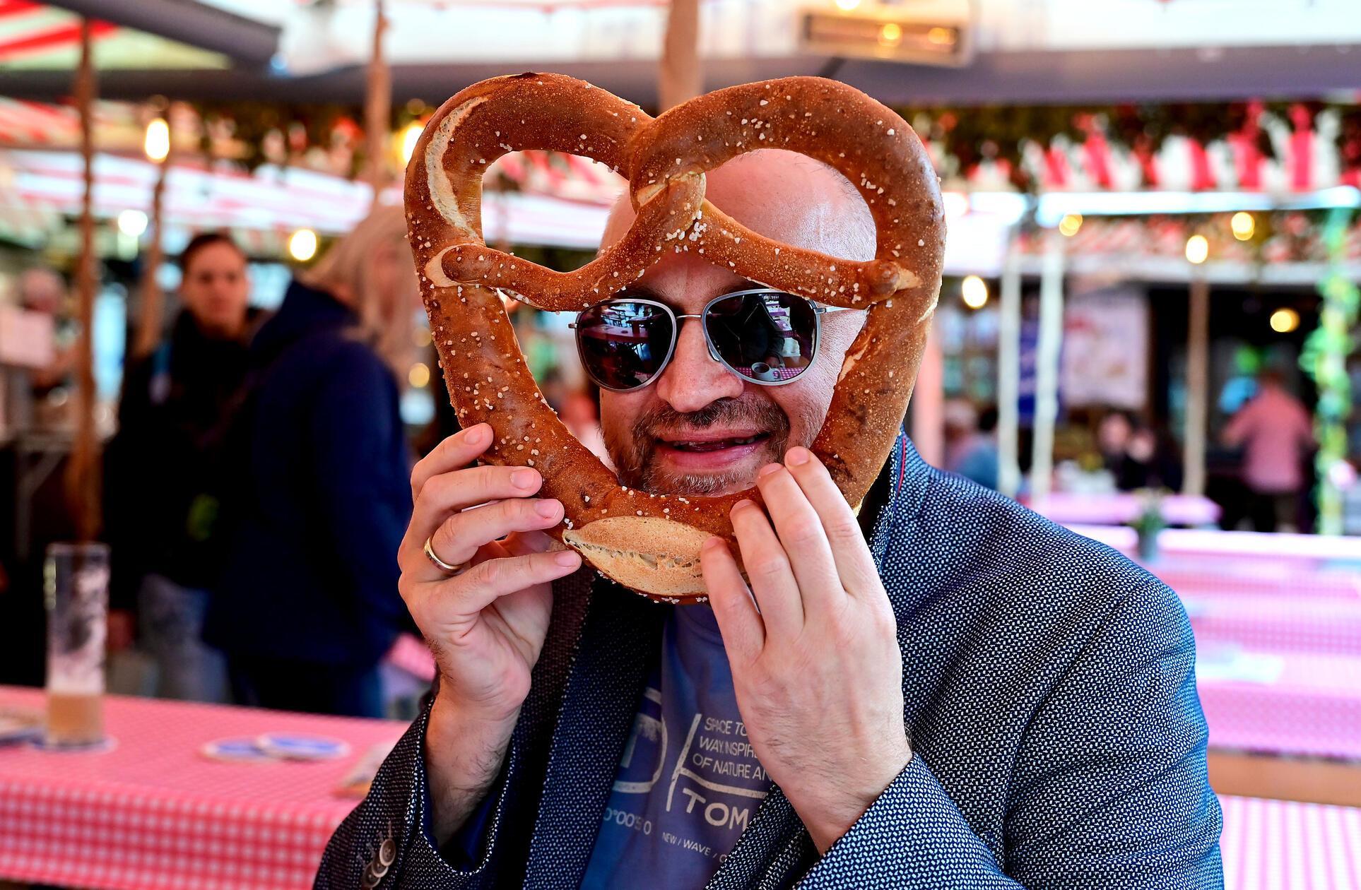 Das Herzstück des Altstadtfests ist der Markt der Gastlichkeit auf der Insel Schütt. In urigen Fachwerkhäuschen können Besucher fränkische Spezialitäten wie Zwiebelkuchen und frischen Federweißer genießen.