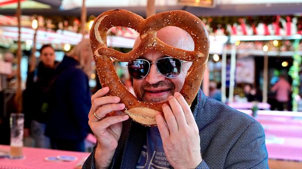 Das Herzstück des Altstadtfests ist der Markt der Gastlichkeit auf der Insel Schütt. In urigen Fachwerkhäuschen können Besucher fränkische Spezialitäten wie Zwiebelkuchen und frischen Federweißer genießen.