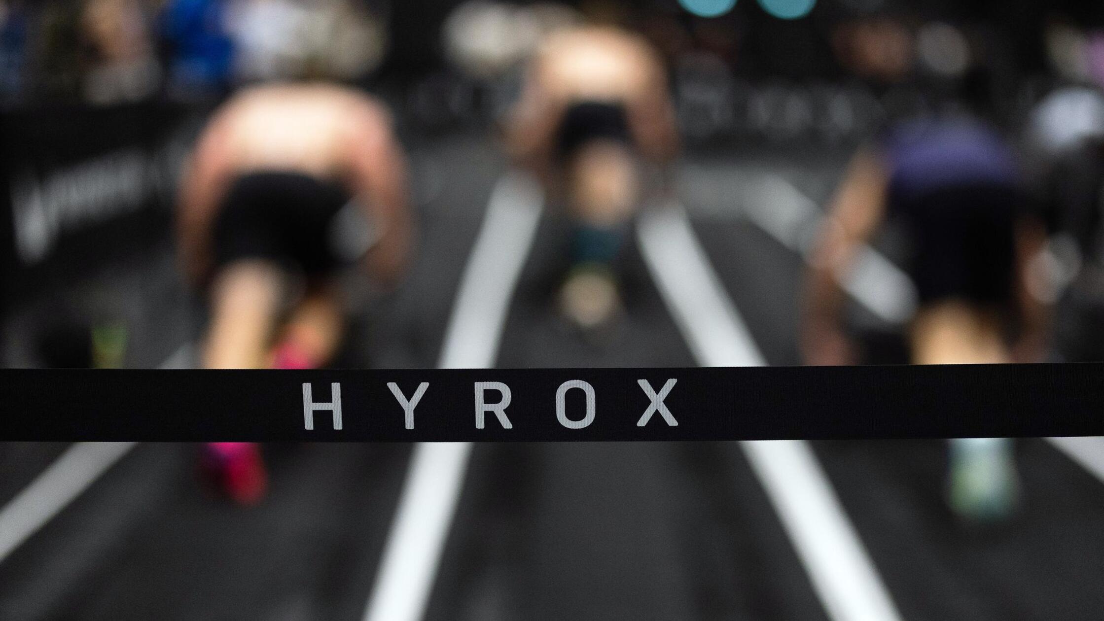 Sportler nehmen an einem Hyrox Wettbewerb auf der 