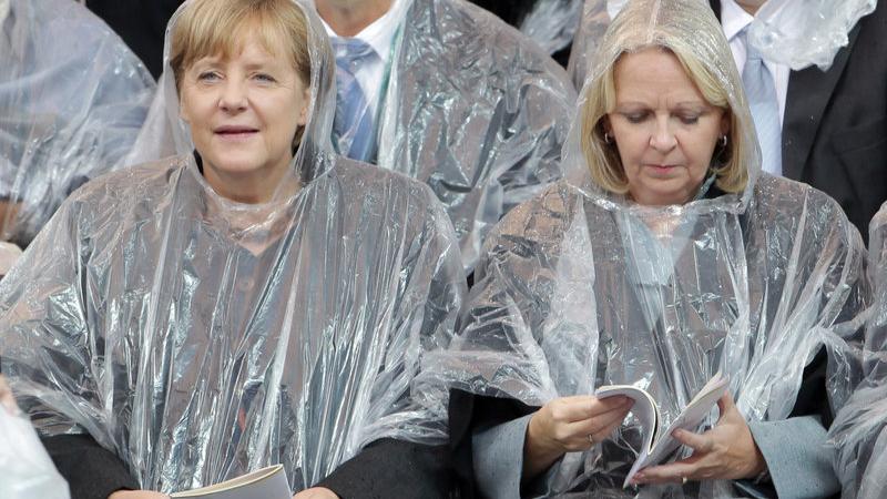 Angela Merkel war nicht nur bei der Papstrede im Bundestag anwesend, sondern, wie hier mit Hannelore Kraft, auch bei der Messe im Olympiastadion.