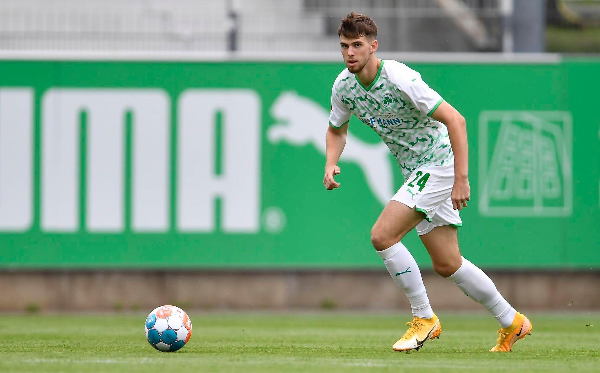 In den XXL-Kader von Neu-Bundestrainer Anton Stach schaffte es unter Anderem Anton Stach: Der Sechser, der vom VfL Wolfsburg II nach Fürth gewechselt war, schaffte beim Kleeblatt den Sprung in den Profifußball: 33 Partien bestritt der großgewachsene und dennoch technisch versierte Mittelfeldmann im Trikot der Spielvereinigung. Nach seinem Wechsel zum 1. FSV Mainz 05 im Sommer 2021 nahm die Karriere über Stationen in Hoffenheim und Leeds Fahrt auf - und mündet in der Kadernominierung im Frühherbst 2026.