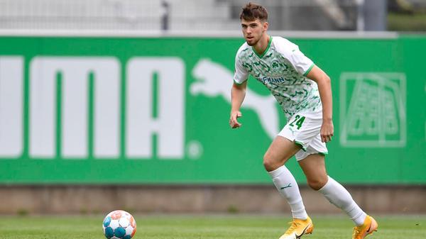 In den XXL-Kader von Neu-Bundestrainer Anton Stach schaffte es unter Anderem Anton Stach: Der Sechser, der vom VfL Wolfsburg II nach Fürth gewechselt war, schaffte beim Kleeblatt den Sprung in den Profifußball: 33 Partien bestritt der großgewachsene und dennoch technisch versierte Mittelfeldmann im Trikot der Spielvereinigung. Nach seinem Wechsel zum 1. FSV Mainz 05 im Sommer 2021 nahm die Karriere über Stationen in Hoffenheim und Leeds Fahrt auf - und mündet in der Kadernominierung im Frühherbst 2026.